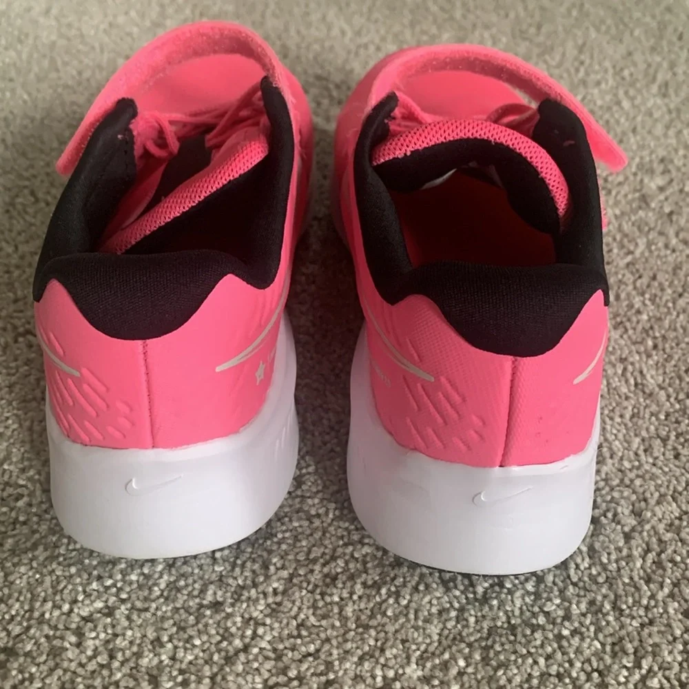 Nike Pink kids sneakers - Picture 2 of 3